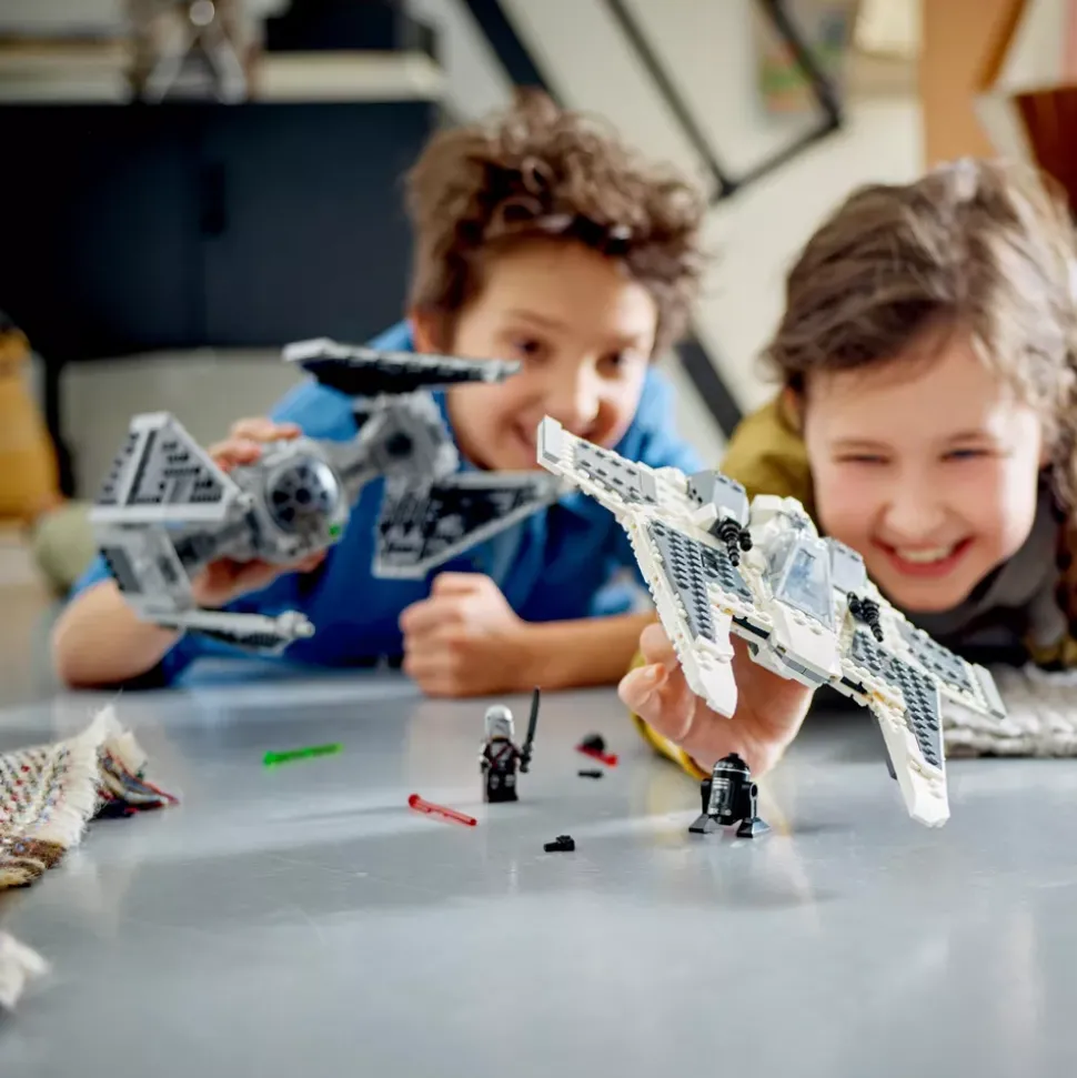 LEGO Star Wars 75348 Le chasseur Fang mandalorien contre le TIE Interceptor